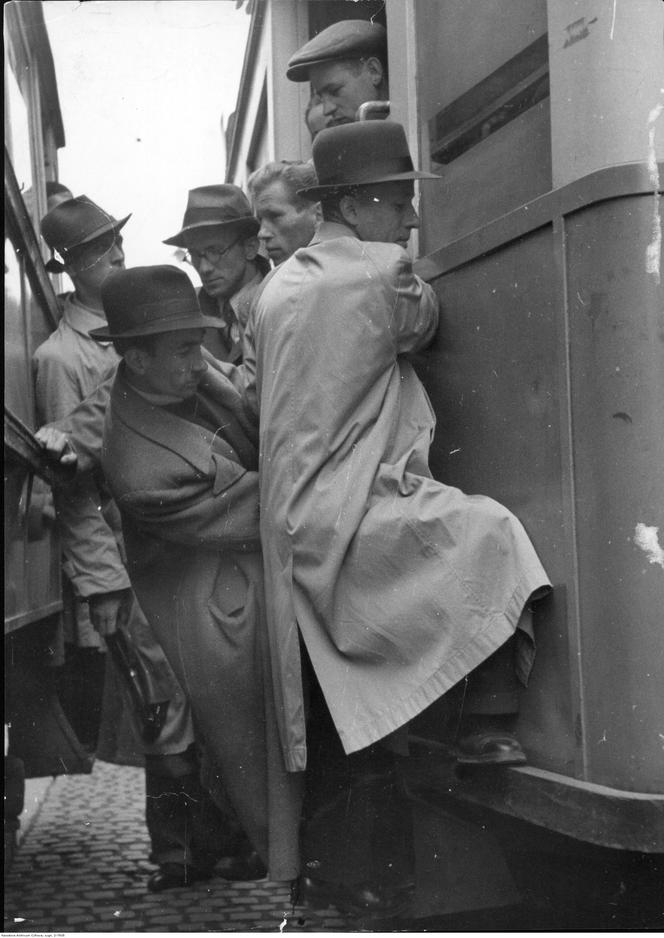 Kraków. Pasażerowie usiłują wsiąść do przepełnionego tramwaju, 1941