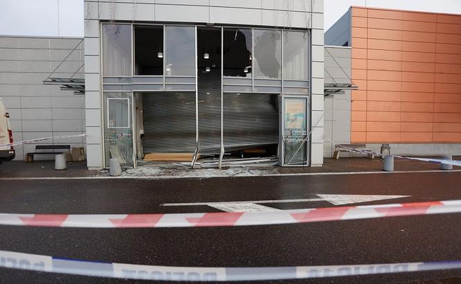 Gdańsk: Autem STARANOWALI drzwi galerii handlowej. OKRADLI jubilera i uciekli