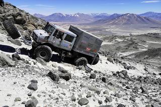 Mercedes-Benz Unimog U 5023 pobił rekord świata! Pojazd wspiął się na wulkan o wysokości 6700 metrów