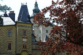 Ten zamek wygląda jak z filmu fantasy.  Leży tuż przy granicy z Polską 