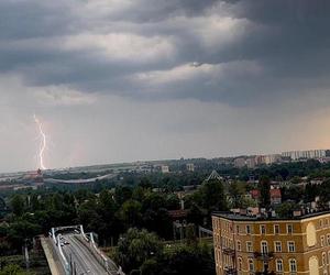 Nawałnica w woj. śląskim. Interweniują strażacy