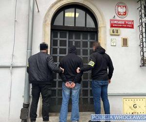 Chciał przejechać policjanta we Wrocławiu. 38-latek aresztowany