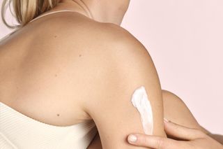 Profilaktyka przeciwstarzeniowa w pielęgnacji ciała i twarzy. Codzienne nawilżenie daje efekty nie tylko tu i teraz