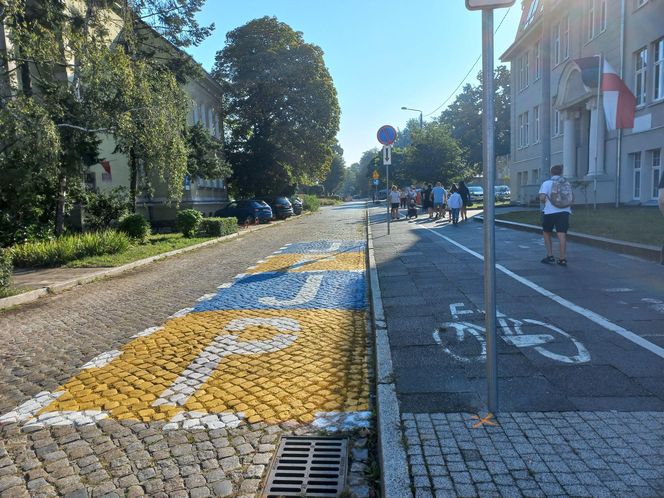​Ktoś przemalował strefę „Pocałuj i Jedź” przy Szkole Podstawowej nr 10 w Lesznie. Bo kojarzyła się z barwami Ukrainy