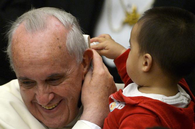 Chlopiec zdejmuje piuske Franciszkowi (1)