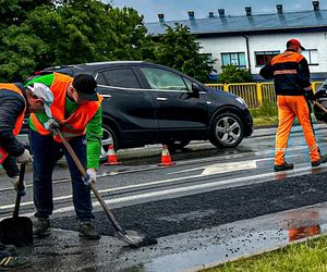 Robotnicy pracują w ulewę