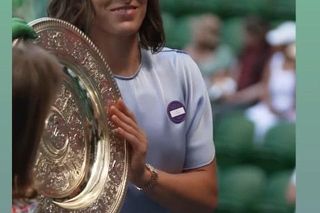 Wimbledon zdobyty, Rolex odkryty. Iga Świątek zachwyciła też błękitną kreacją!