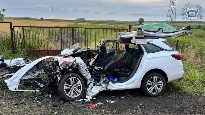 Pyskowice. Nie żyje młody kierowca. Z opla niewiele zostało, wskazówka na liczniku zatrzymała się na 160 km/h