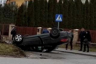 Radomsko. Kapliczka kompletnie zniszczona. Szokujący wypadek. Policja poszukuje mężczyzny z renaulta [ZDJĘCIA]