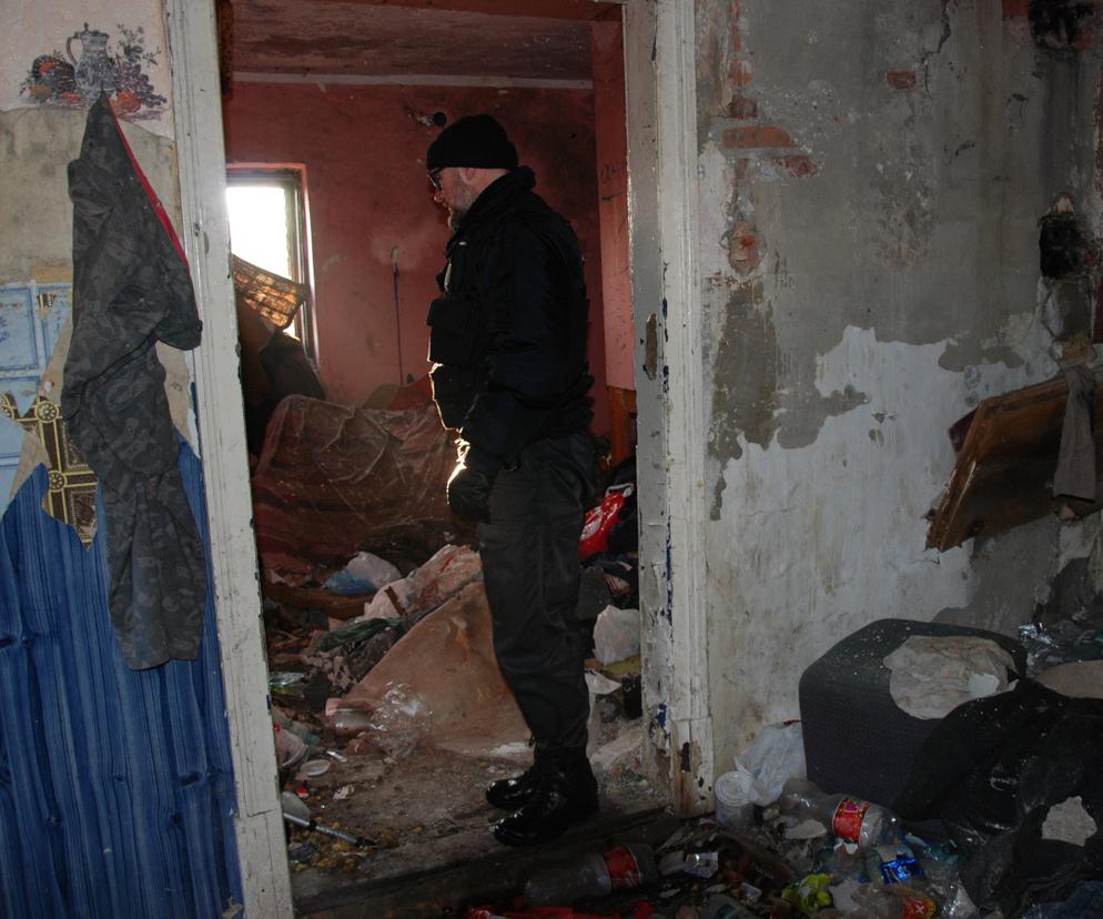 Strażnicy miejscy pomagają osobom bezdomnym
