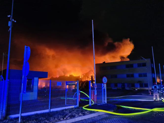 Potężny pożar hali magazynowej w Pietrzykowicach 