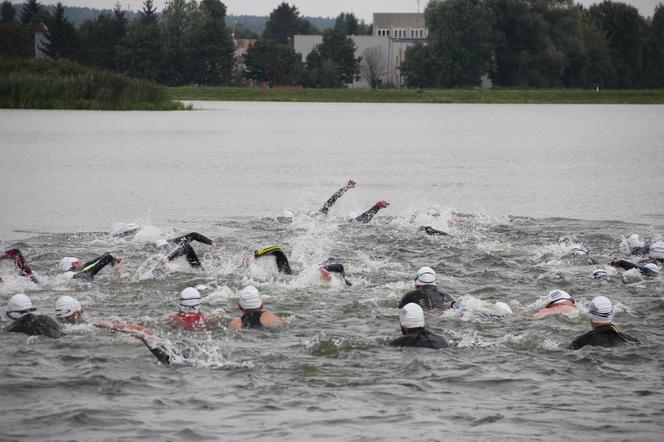 Uczestnicy mają do pokonania dystans 750m pływania, 20 km jazdy rowerem i 5km biegu