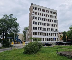 Tak znikał popularny biurowiec. Teraz powstaną tu apartamenty i mieszkania