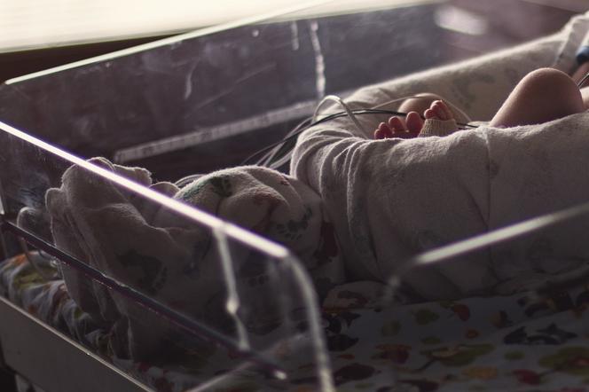 Kobieta spała w szpitalu pod łóżkiem swojego chorego synka (zdjęcie poglądowe)