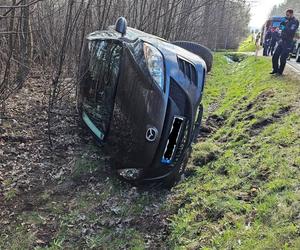 Wypadek na trasie krajowej w Skarżysku-Kamiennej. Samochód wjechał do rowu!