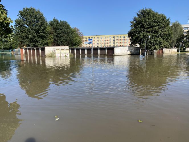 Lewin Brzeski nadal pod wodą