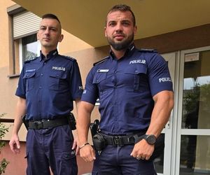 Matce i córce zalało mieszkanie. Pomogli policjanci