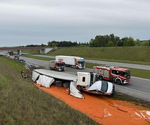 Samochód ciężarowy uderzył w busa na A1