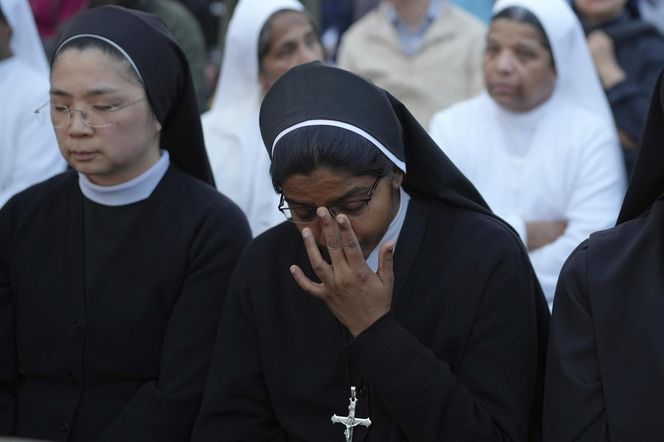 Hołdy na Placu Świętego Piotra.