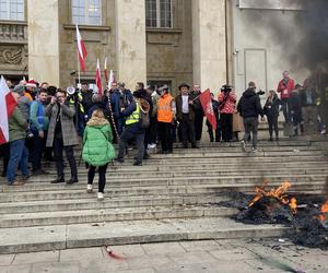 Protest rolników we Wrocławiu. Strajk wymyka się spod kontroli. Urząd Wojewódzki obrzucany jajkami