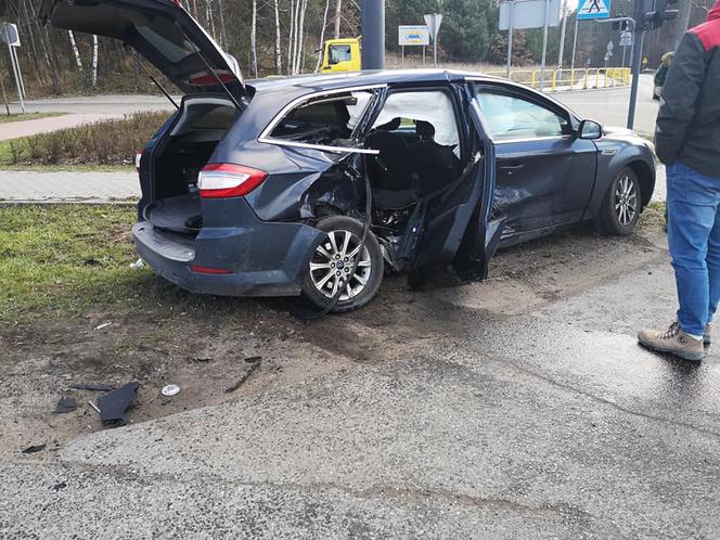 Zderzenie dwóch osobówek na skrzyżowaniu ulic Armii Krajowej i Zamczysko w Bydgoszczy! [ZDJĘCIA]