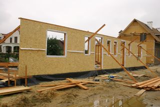 Zalety budowy z prefabrykatów. Od gotowych nadproży po ściany z wielkiej płyty
