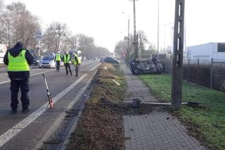 Policjanci dachowali nieznakowanym BMW! Dwóch funkcjonariuszy w szpitalu