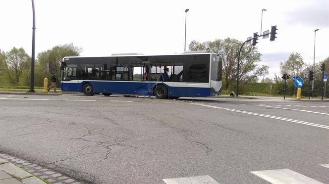 Samochód ciężarowy zderzył się z autobusem: Są ranni!