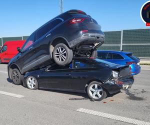  Gigantyczna kraksa pięciu samochodów na moście Południowym. Auto wjechało na dach drugiego!