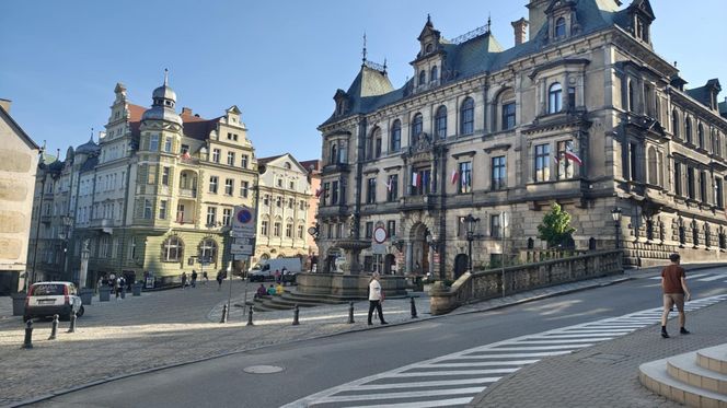 O tym mieście mówią "mała Praga". Twierdza, podziemia i najstarszy kamienny most 