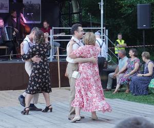 Sielanka na parkiecie w Muzeum Wsi Lubelskiej pod gołym niebem! Za nami kolejna potańcówka w rytmie miejskiego folkloru z Warszawy i Lwowa