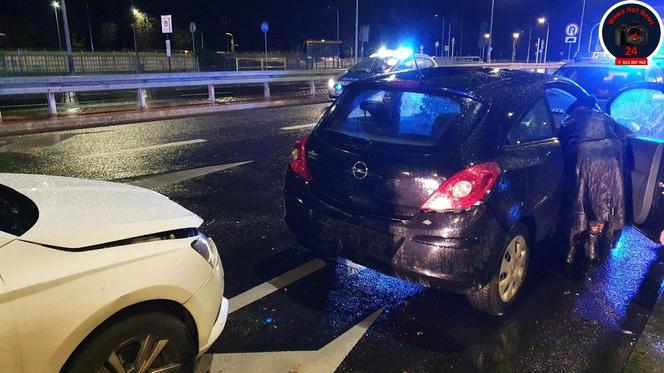 Karambol w Legionowie, samochód dachował. Jadąca do rannych karetka rozbiła się na drodze