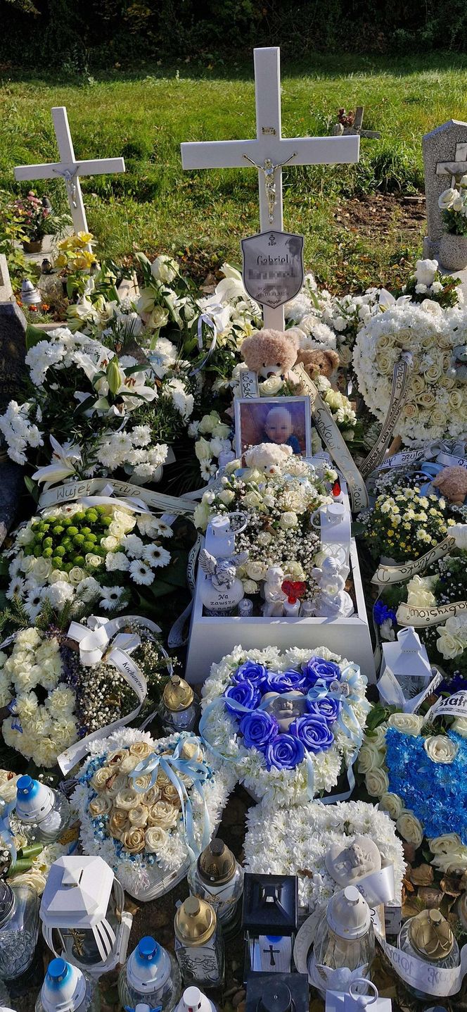 Mama Gabrysia widzi z okna jego grób. Prokuratura bada sprawę przeterminowanej szczepionki