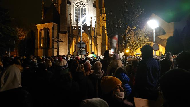 Na ulicach Katowic pojawiły się tłumy. Protestujący szli pod hasłem: "Ani jednej więcej" [ZDJĘCIA]