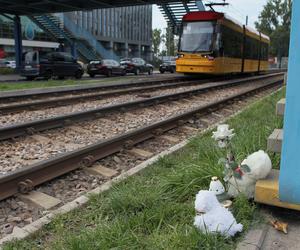 Czterolatek zginął ciągnięty przez tramwaj po torowisku. W miejscu tragedii wciąż płoną znicze