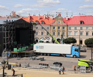 Przed sobotnim koncertem trwa budowa sceny na pl. Zamkowym w Lublinie