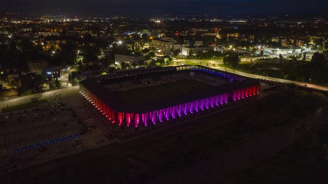 Test iluminacji elewacji stadionu w Nowym Sączu 