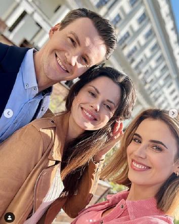 M jak miłość po wakacjach 2023. Kama (Michalina Sosna), Kasia (Paulina Lasota), Jakub Karski (Krzysztof Kwiatkowski) na planie