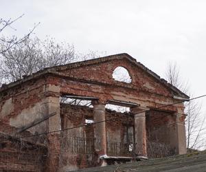 Ruiny dworu w Lewickich pod Białymstokiem
