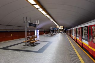 Utrudnienia w metrze w sobotę i niedzielę. Dlaczego metro nie jeździ? Skrócona linia M1 i komunikacja zastępcza 