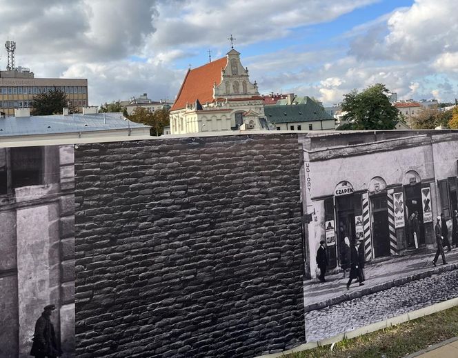 Blaszany płot z centrum miasta zmienił się w atrakcję turystyczną