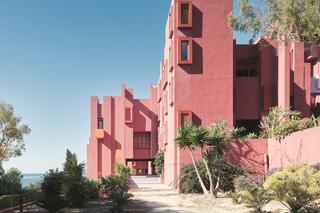 Ikony postmodernizmu: Muralla Roja projektu Ricardo Bofilla