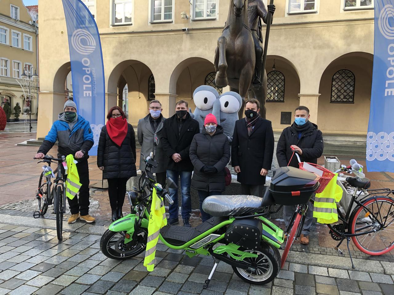 W trzy miesiące uzbierał 4,5 tony szkła! W nagrodę dostał od miasta elektryczny skuter