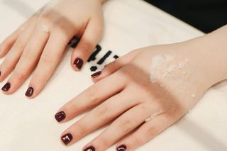 Ten kolor paznokci to kwintesencja elegancji. Idealnie pasuje do jesiennych stylizacji