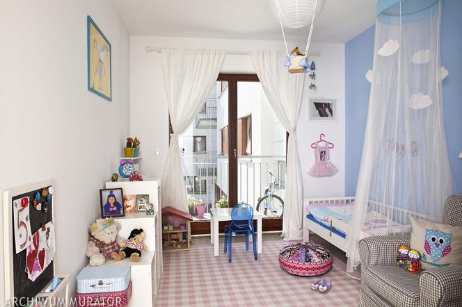 Pokój dla dziewczynki: niebieskie migdały, baldachim i balon!