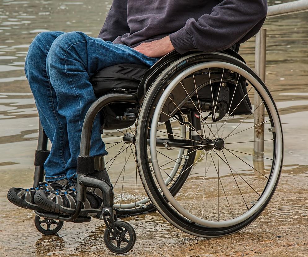 Akty wandalizmu w Czarnkowie. Nastolatkowie ukrali m.in. wózek inwalidzki. Zrobili to dla zabawy? 