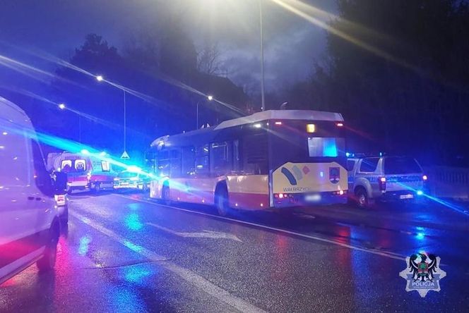 Tragiczny wypadek w Wałbrzychu. Kierowca autobusu śmiertelnie potrącił 43-latkę 