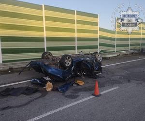 Wypadek na na autostradzie A1. 21-letni kierowca BMW skasowało bariery energochłonne. Jest w szpitalu