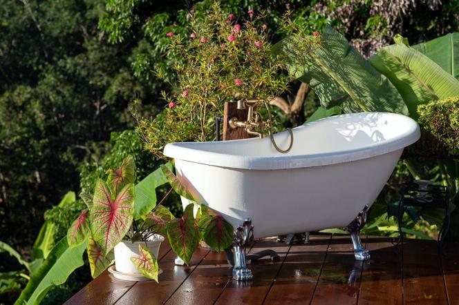 Wanna w ogrodzie – kąpiel na tarasie