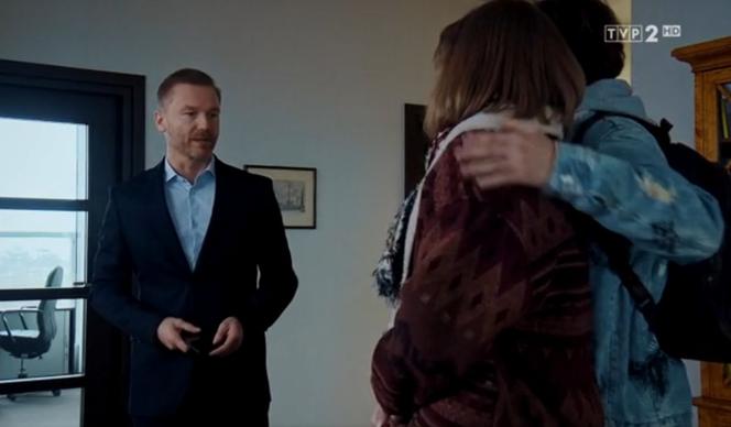 M jak miłość, odc. 1513. Damian (Oliver Proctor), Ania (Gabriela Świerczyńska), Andrzej Budzyński (Krystian Wieczorek)